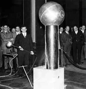 Robert Van de Graaff wowed the crowd in the Hotel Statler with fully working scale models of his eponymous generators